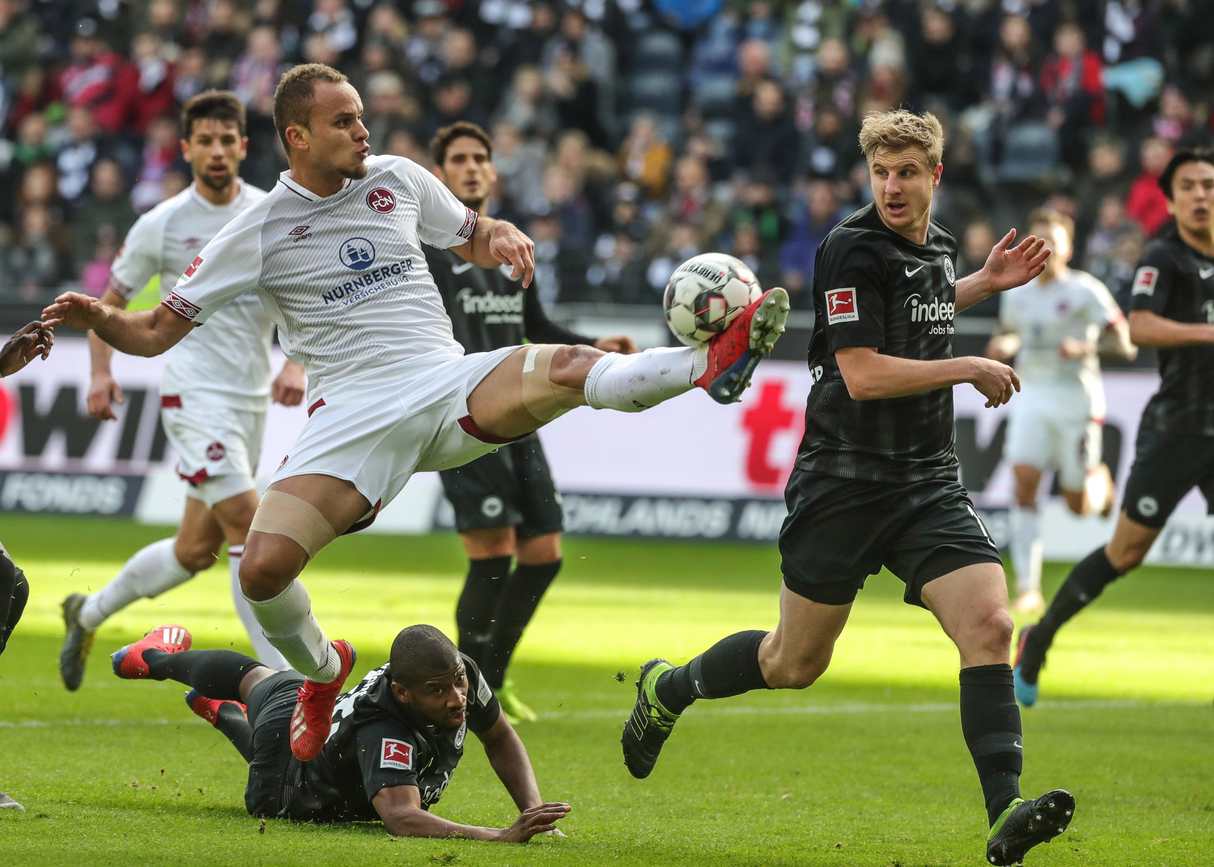 0-1！英意豪门欧冠巅峰对决：7亿战舰连伤两员大将 88分钟惨遭绝杀（0-1！欧冠英意豪门对撞：7亿豪阵连折两员大将，第88分钟遭绝杀）